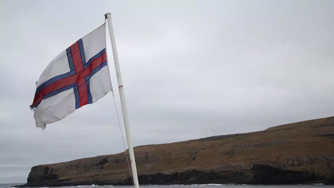 Bei der Überfahrt von der südlichen färöischen Insel Suduroy nach Norwegen ist es zu einem Unglück gekommen. (Archivbild) - Bild: Steffen Trumpf/dpa