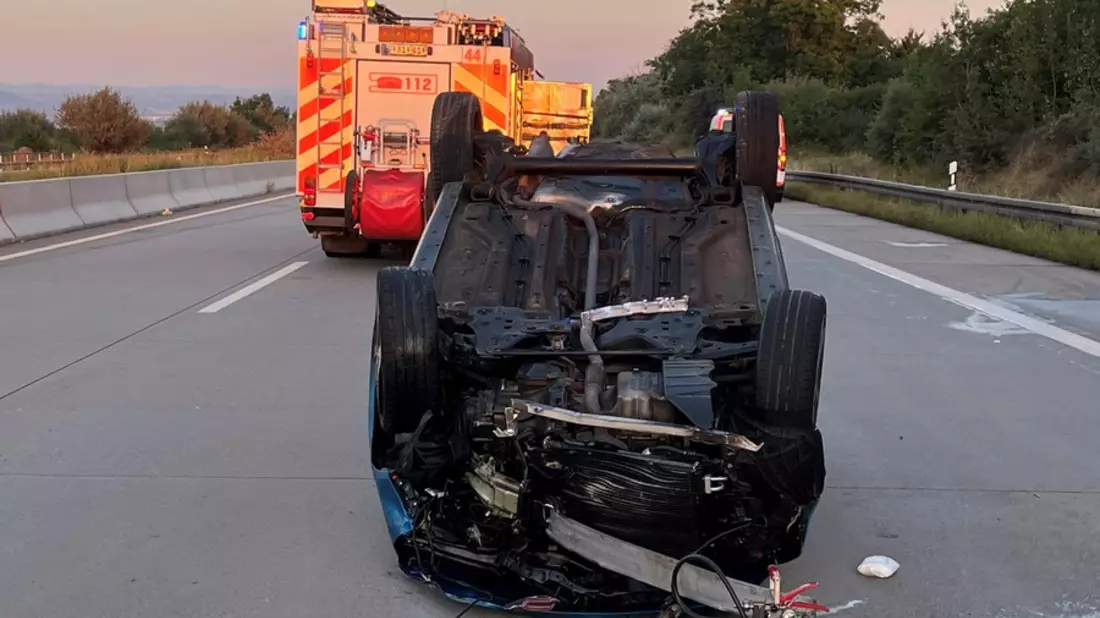 API-TH: Pkw überschlägt sich - Im Rückstau ereignet sich ein weiterer Unfall - Bild: presseportal.de