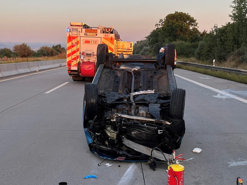 API-TH: Pkw überschlägt sich - Im Rückstau ereignet sich ein weiterer Unfall - Foto: presseportal.de