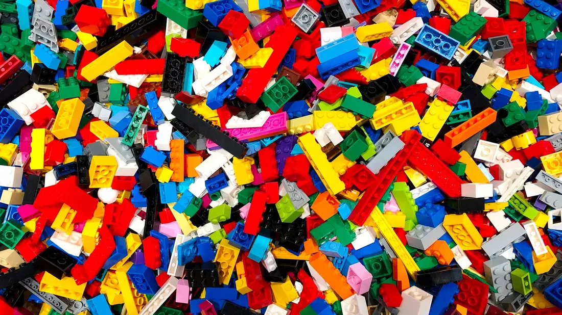 Das Geschäft mit den bunten Lego-Steinen läuft rund. - Bild: Steffen Trumpf/dpa