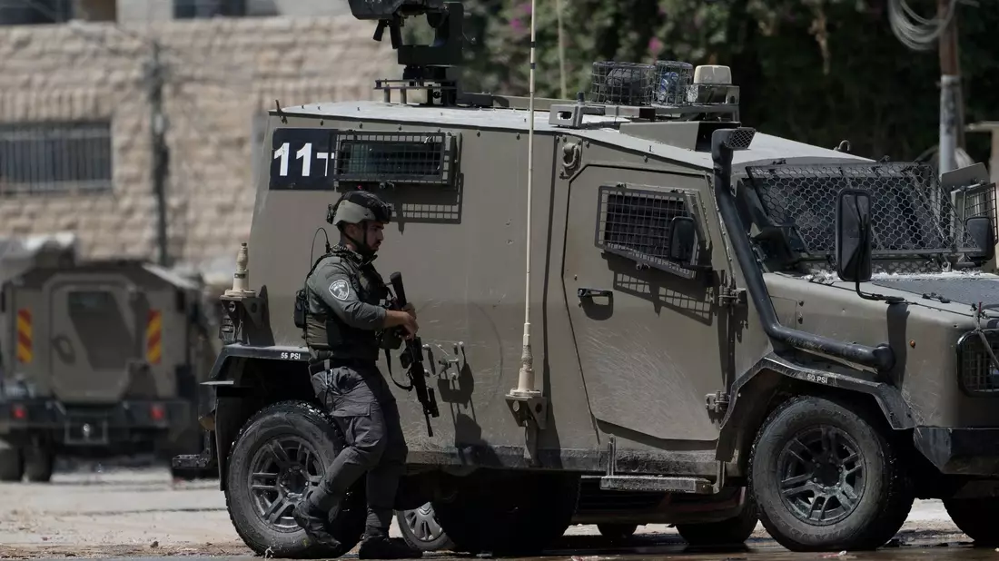 Israelische Militärfahrzeuge bewachen eine Straße in Dschenin. Die Stadt gilt als Hochburg militanter Palästinenser. - Bild: Majdi Mohammed/AP/dpa