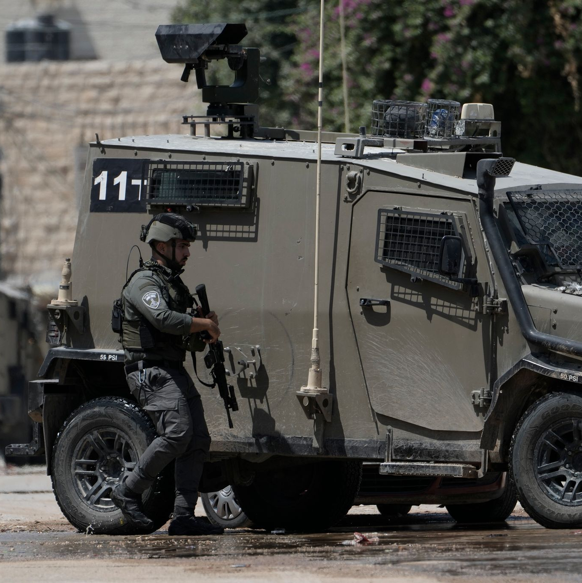 Eine Razzia der israelischen Armee hinterlässt in Dschenin im Westjordanland eine Spur der Verwüstung.  - Foto: Majdi Mohammed/AP/dpa