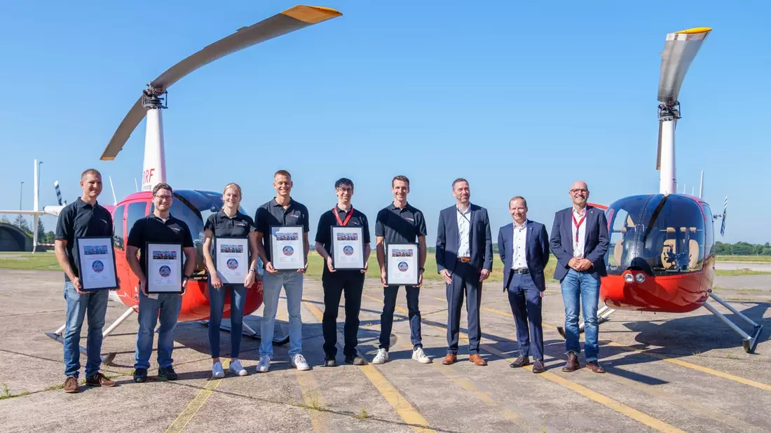 Ausbildung zum Berufshubschrauberpiloten / DRF Akademie verabschiedet ersten Ausbildungsjahrgang nach erfolgreichem Abschluss - Bild: presseportal.de