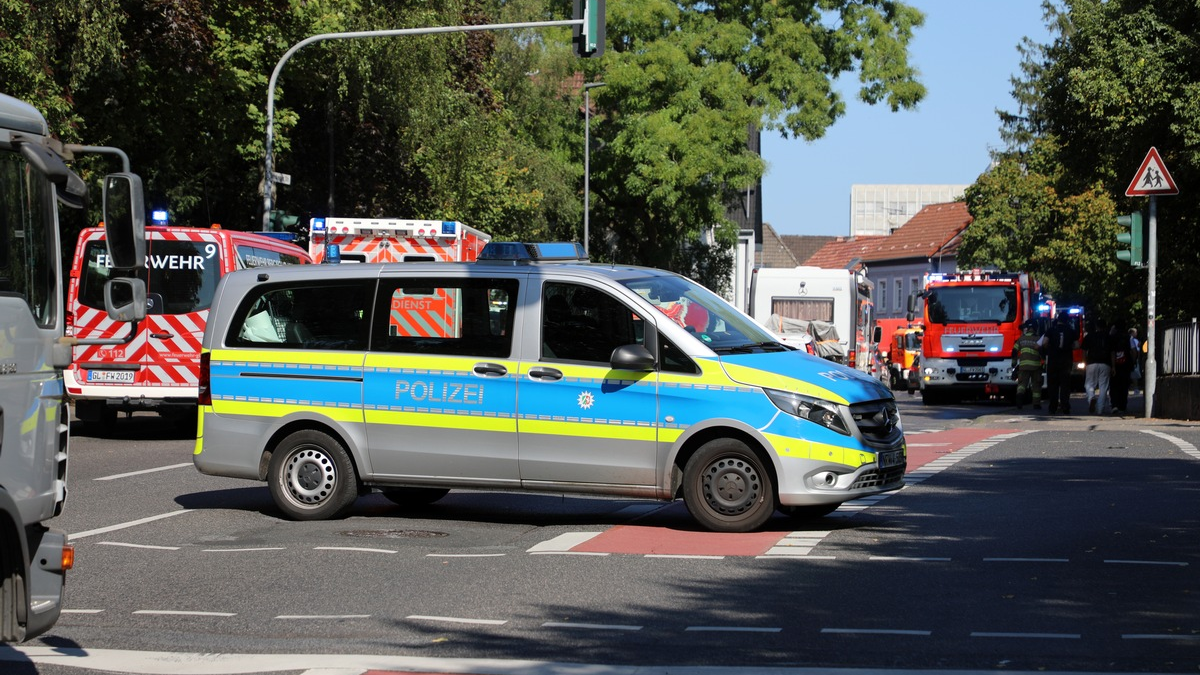 FW-GL: Gefahrstoffaustritt in Schule sorgt für Großeinsatz von Feuerwehr, Rettungsdienst und Polizei - Foto: presseportal.de