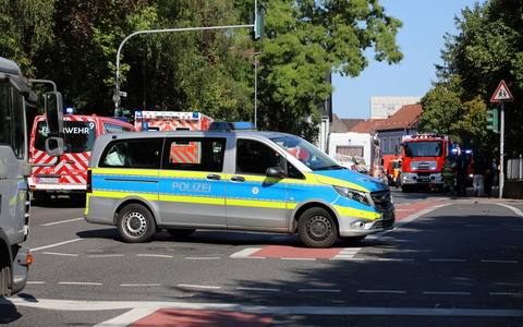 FW-GL: Gefahrstoffaustritt in Schule sorgt für Großeinsatz von Feuerwehr, Rettungsdienst und Polizei - Foto: presseportal.de