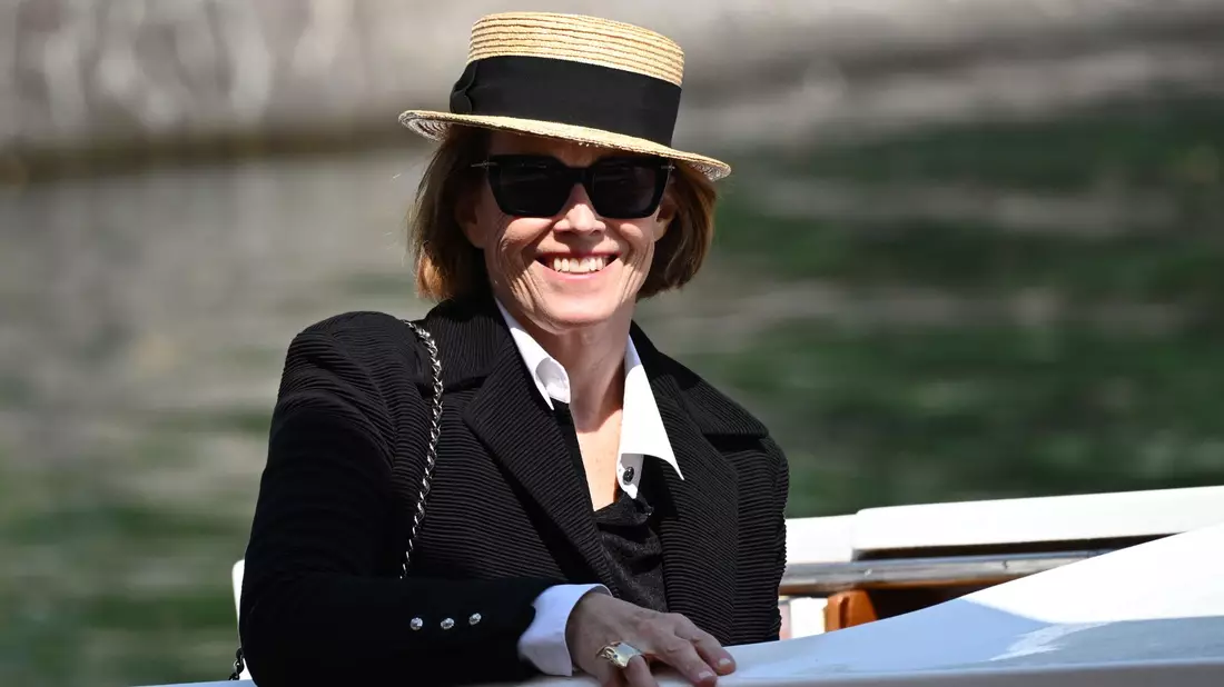 Sigourney Weaver erhält in Venedig den Goldenen Löwen für ihr Lebenswerk. - Bild: Simone Comi/IPA via ZUMA Press/dpa