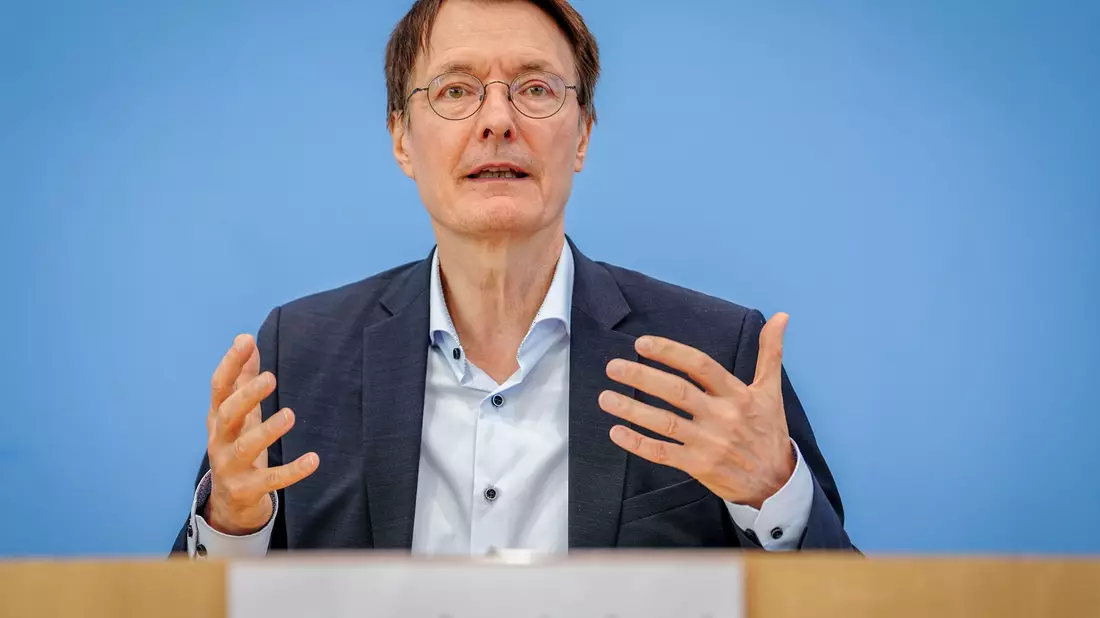 Minister Lauterbach will mehr Todesfälle durch Herzinfarkte vermeiden. - Bild: Kay Nietfeld/dpa