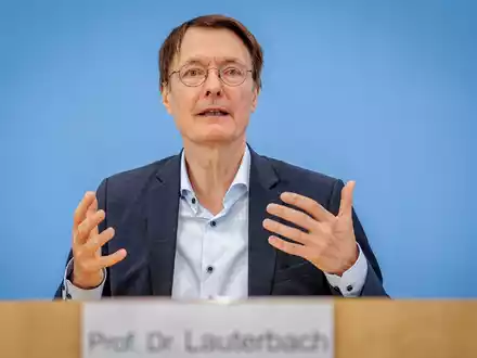 Minister Lauterbach will mehr Todesfälle durch Herzinfarkte vermeiden. - Foto: Kay Nietfeld/dpa