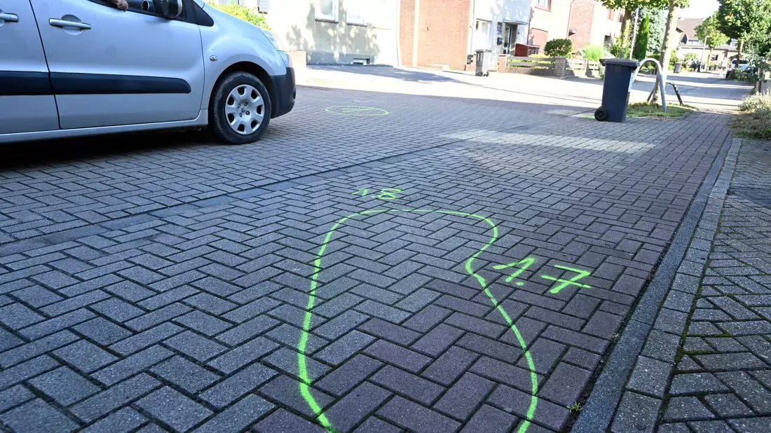 Die Polizei in Duisburg ermittelt nach tödlichen Polizeischüssen auf einen 26-Jährigen in Moers. Der Deutsche soll Polizisten mit Messern in den Händen angegriffen haben und starb an den Schussverletzungen. - Bild: Roberto Pfeil/dpa