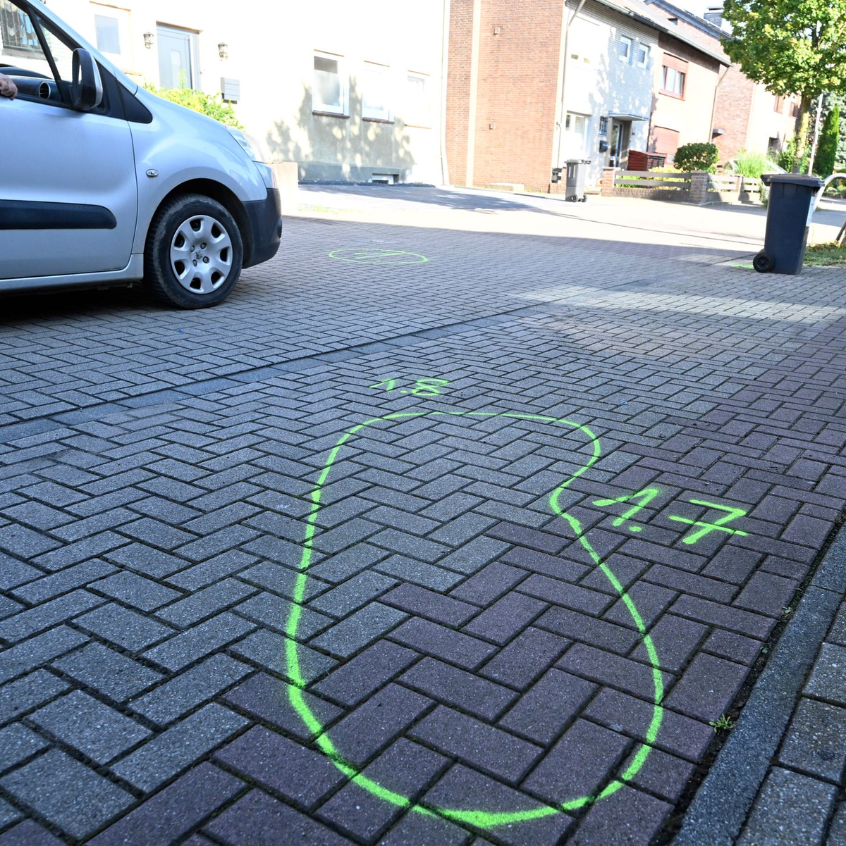 Die Polizei in Duisburg ermittelt nach tödlichen Polizeischüssen auf einen 26-Jährigen in Moers. Der Deutsche soll Polizisten mit Messern in den Händen angegriffen haben und starb an den Schussverletzungen. - Foto: Roberto Pfeil/dpa