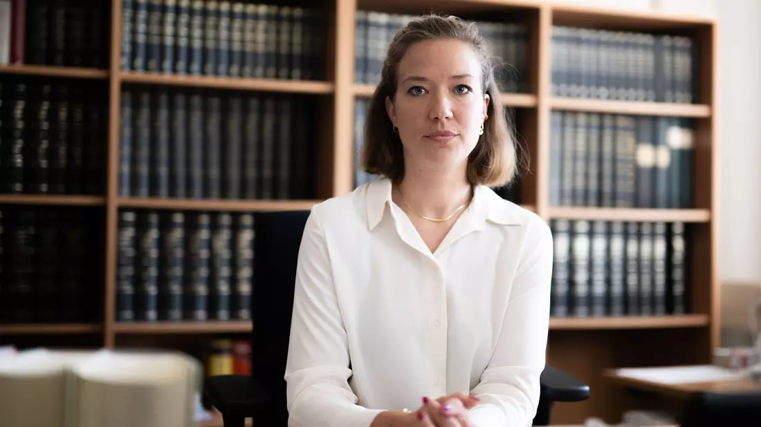 Ann-Sophie van Hall ist Staatsanwältin und Pressesprecherin. - Bild: Benjamin Westhoff/dpa