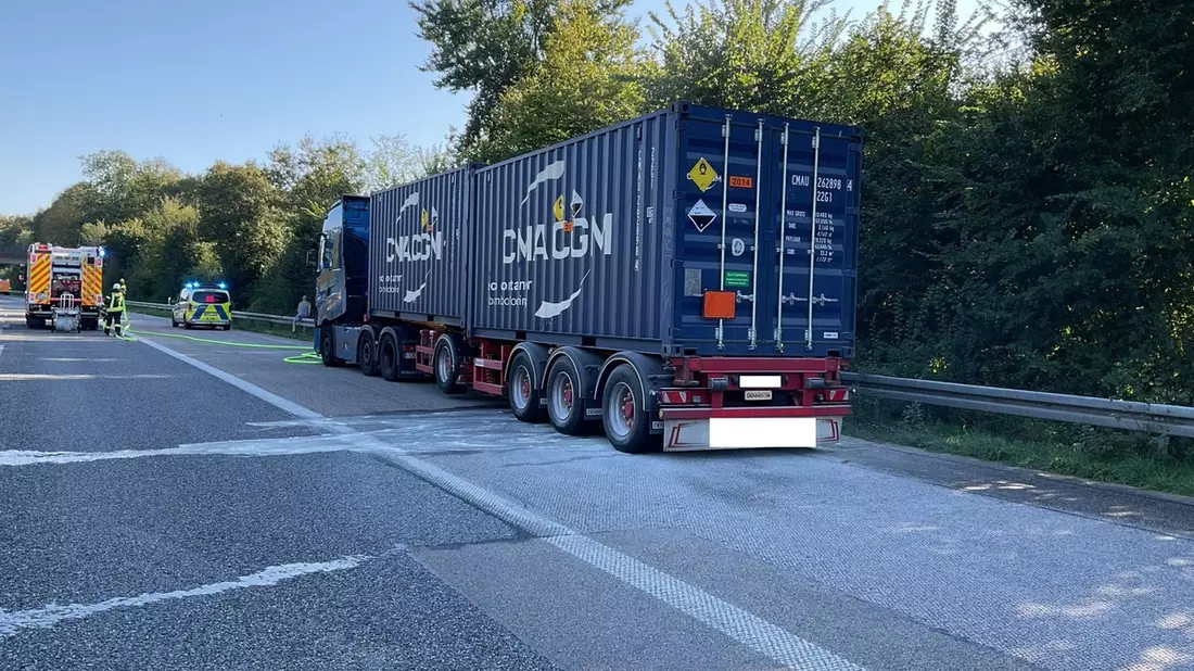 FW-BN: Heiß gelaufene Bremse an mit Gefahrgut beladenem LKW löst Feuerwehreinsatz aus - Bild: presseportal.de
