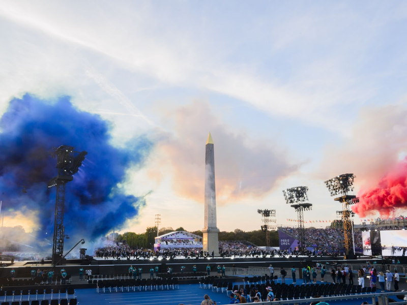 Fahnenträger Edina Müller und Martin Schulz (beide vorne M) erreichen die Place de la Concorde. - Foto: Julian Stratenschulte/dpa
