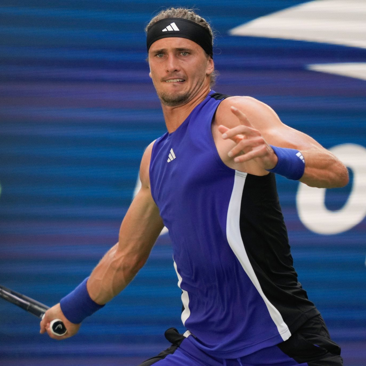 Alexander Zverev bejubelt den Einzug in die dritte Runde. - Foto: Julia Nikhinson/AP