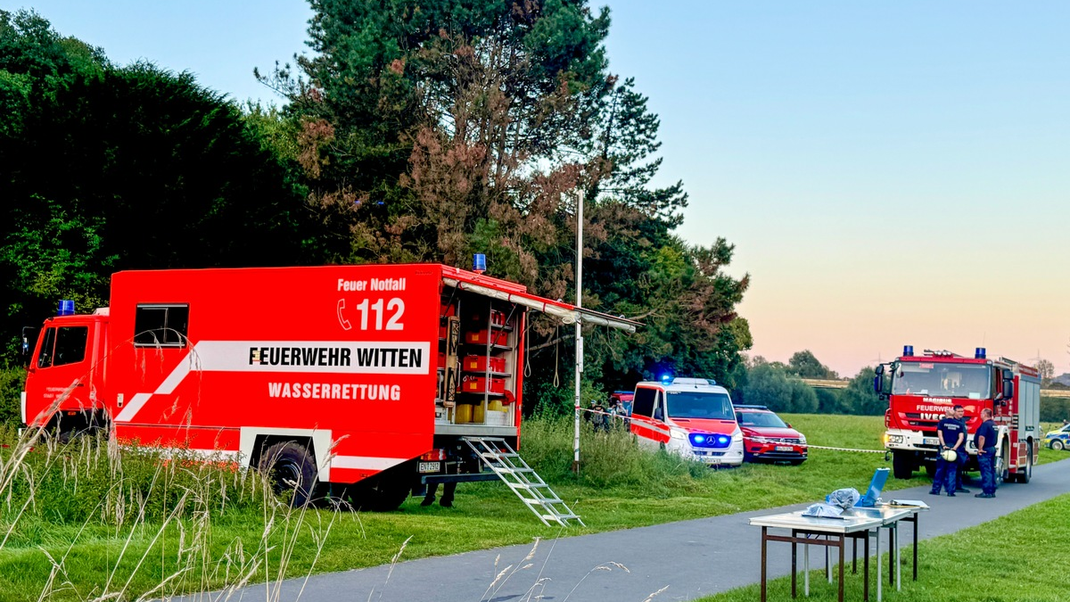 FW-BO: Schwimmer entdecken PKW in der Ruhr - Abendlicher Feuerwehreinsatz in Stiepel - Foto: presseportal.de