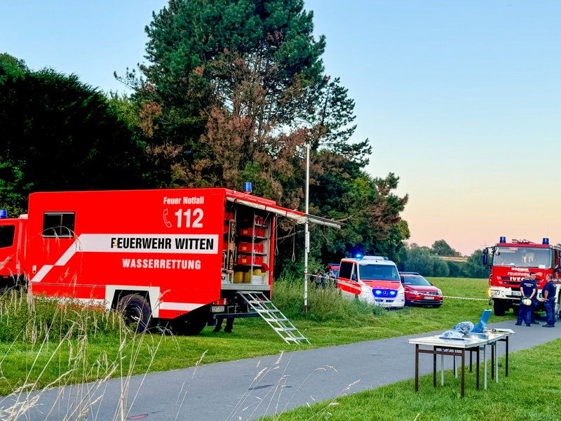 FW-BO: Schwimmer entdecken PKW in der Ruhr - Abendlicher Feuerwehreinsatz in Stiepel - Foto: presseportal.de
