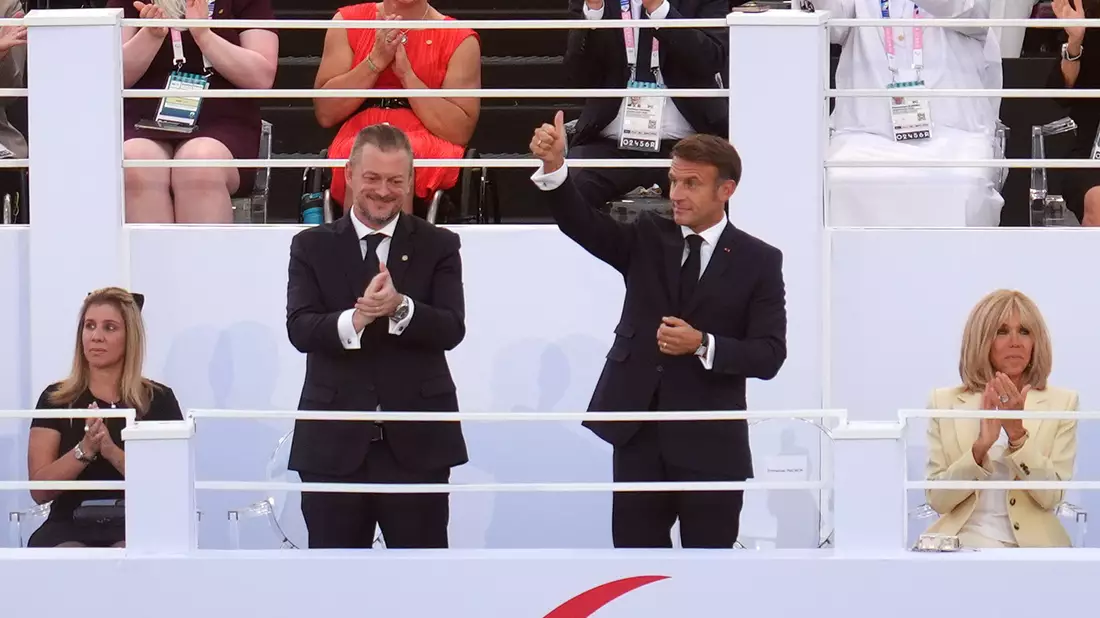 Andrew Parsons und Emmanuel Macron genießen die Show am Place de la Concorde. - Bild: Adam Davy/PA Wire/dpa