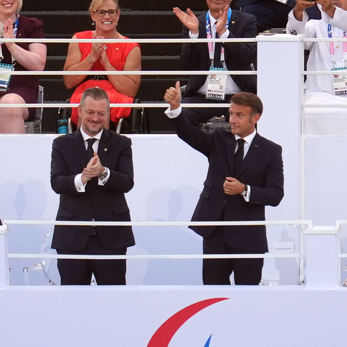 Andrew Parsons und Emmanuel Macron genießen die Show am Place de la Concorde. - Foto: Adam Davy/PA Wire/dpa