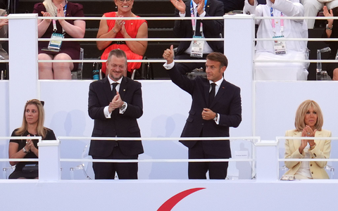 Andrew Parsons und Emmanuel Macron genießen die Show am Place de la Concorde. - Foto: Adam Davy/PA Wire/dpa