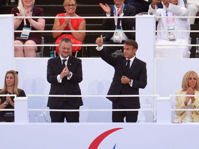 Andrew Parsons und Emmanuel Macron genießen die Show am Place de la Concorde. - Foto: Adam Davy/PA Wire/dpa