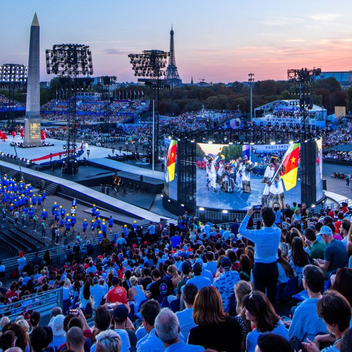 Bei der Eröffnungsfeier der Paralympics in Paris gab es ein buntes Showprogramm. - Foto: Jens Büttner/dpa