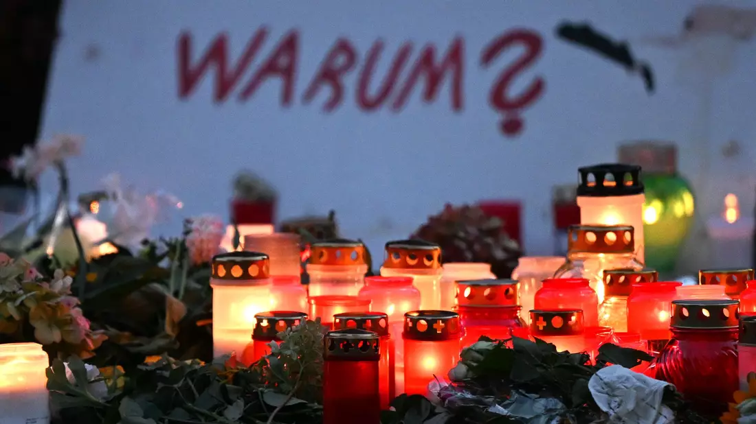 Am Freitagabend waren bei einem Stadtfest im nordrhein-westfälischen Solingen drei Menschen mit einem Messer getötet worden. Laut Experten beginnt eine Radikalisierung oft mit einer Lebenskrise.  - Bild: Federico Gambarini/dpa