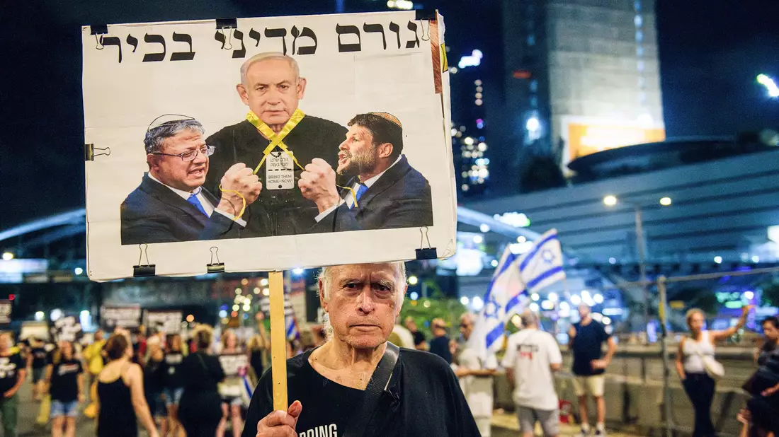 Im Visier des EU-Chefdiplomaten: Die beiden auf dem Plakat mit Ministerpräsident Netanjahu abgebildeten Minister will der EU-Außenbeauftragte sanktionen. (Archivbild) - Bild: Matan Golan/SOPA Images via ZUMA Press Wire/dpa