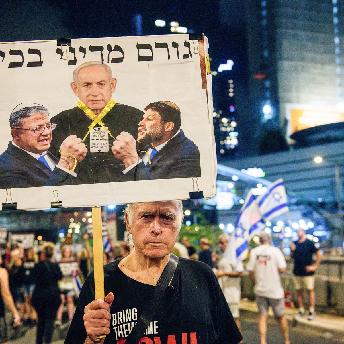 Im Visier des EU-Chefdiplomaten: Die beiden auf dem Plakat mit Ministerpräsident Netanjahu abgebildeten Minister will der EU-Außenbeauftragte sanktionen. (Archivbild) - Foto: Matan Golan/SOPA Images via ZUMA Press Wire/dpa