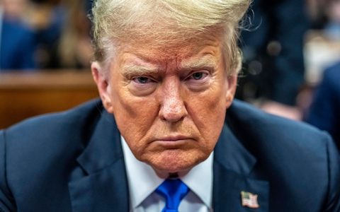 Donald Trump hat auf der Plattform Truth Social eine vulgäre Bemerkung über seine demokratische Kontrahentin Kamala Harris verbreitet. (Archivbild) - Foto: Mark Peterson/AP/dpa