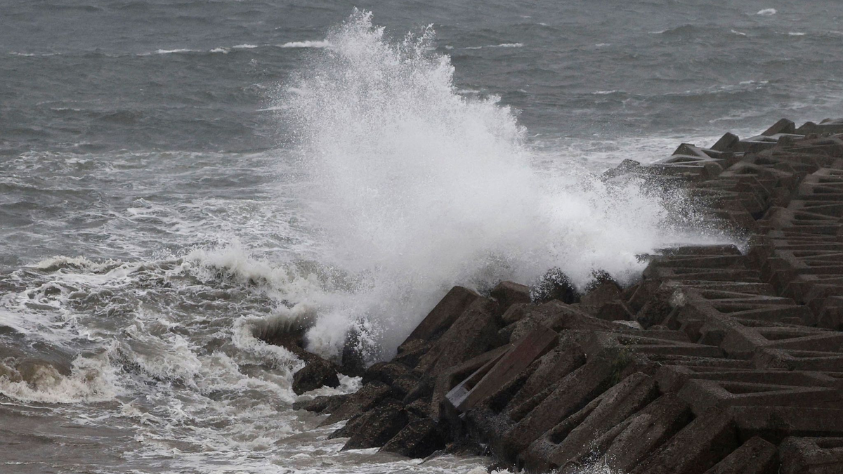 Behörden in Japan warnen die Bewohner vor den Gefahren durch den starken Taifun.   - Foto: Hidetaka Komukai/Kyodo News/AP/dpa