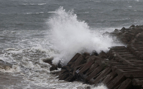 Behörden in Japan warnen die Bewohner vor den Gefahren durch den starken Taifun.   - Foto: Hidetaka Komukai/Kyodo News/AP/dpa
