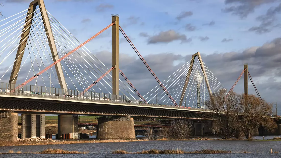 An der Brücke sind durch herabstürzende Teile ein  getötet und mehrere verletzt worden. (Archivbild) - Bild: Oliver Berg/dpa