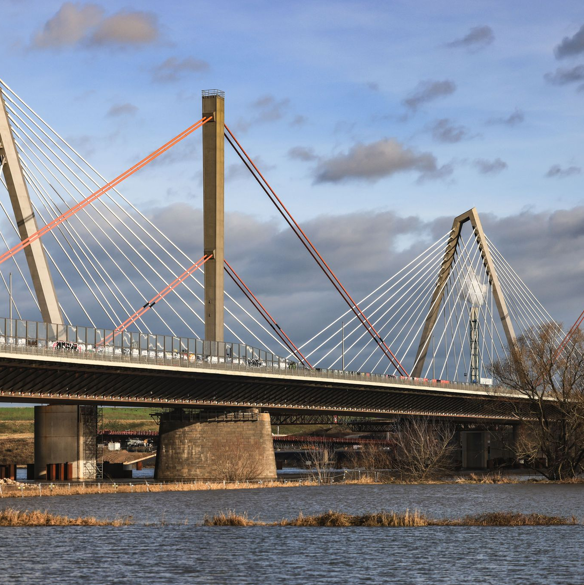 An der Brücke sind durch herabstürzende Teile ein  getötet und mehrere verletzt worden. (Archivbild) - Foto: Oliver Berg/dpa