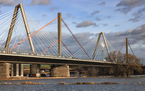 An der Brücke sind durch herabstürzende Teile ein  getötet und mehrere verletzt worden. (Archivbild) - Foto: Oliver Berg/dpa