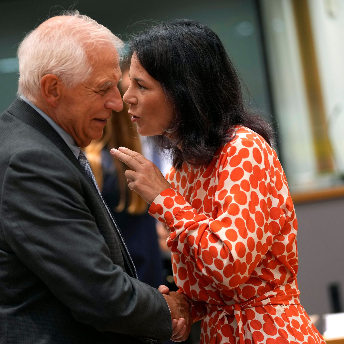 Die deutsche Außenministerin Annalena Baerbock zeigt sich in Brüssel grundsätzlich offen für neue Sanktionen gegen Israelis. - Foto: Virginia Mayo/AP