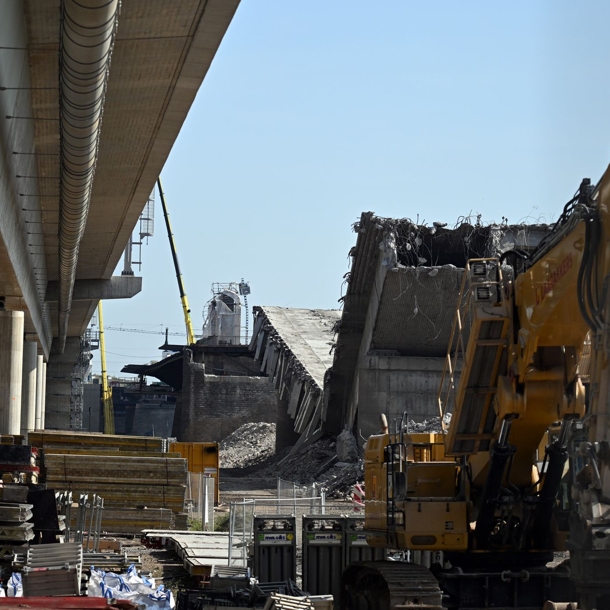 Aus noch ungeklärter Ursache habe sich eine Last von einem Kran gelöst, sagte ein Feuerwehrsprecher (Foto aktuell).   - Foto: Federico Gambarini/dpa
