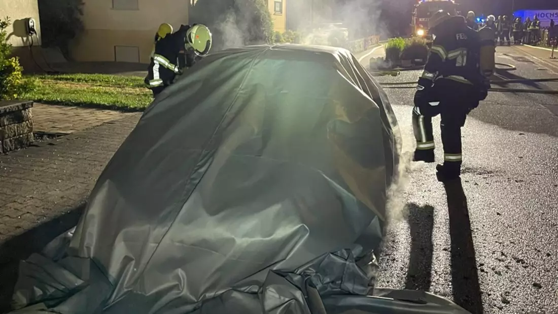 FW LK Neunkirchen: Fahrzeugbrand in Stennweiler - E-Auto brennt komplett aus - Bild: presseportal.de