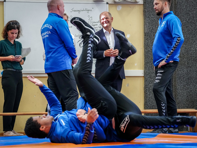 Bundeskanzler Olaf Scholz (SPD) blickt auf eine kurze Kampfsportvergangenheit zurück.  - Foto: Kay Nietfeld/dpa