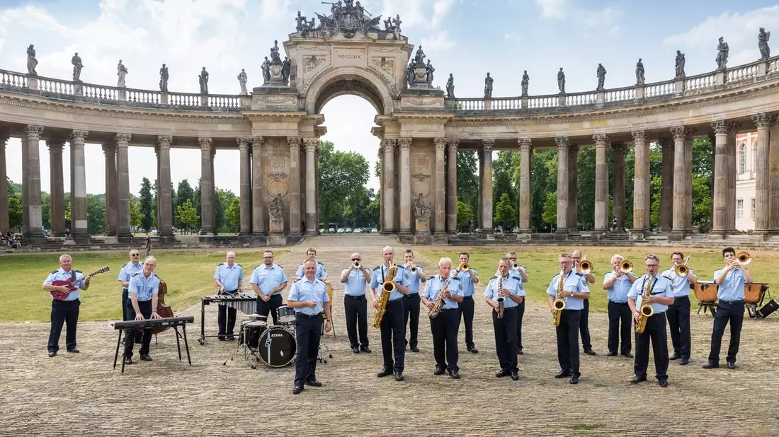 BPOLI MD: Sachsen-Anhalt-Tag in Stendal: Die Bundespolizei präsentiert sich auf der Blaulichtmeile und die Big Band spielt auf der Gastgeberbühne des MDR - Bild: presseportal.de
