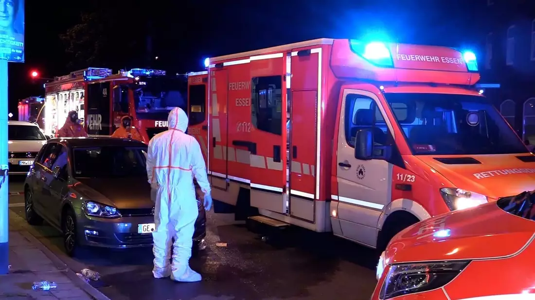 FW-E: Person mit unbekannter Substanz kontaminiert - Feuerwehr im Großeinsatz - Bild: presseportal.de