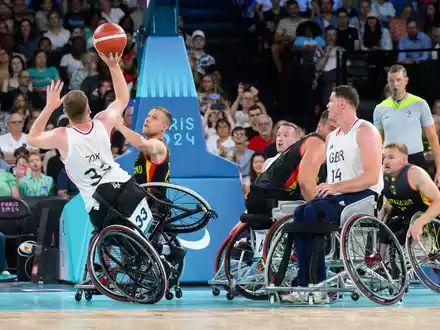 Erste Medaille für die Rollstuhlbasketballer seit 1992 - Foto: Julian Stratenschulte/dpa
