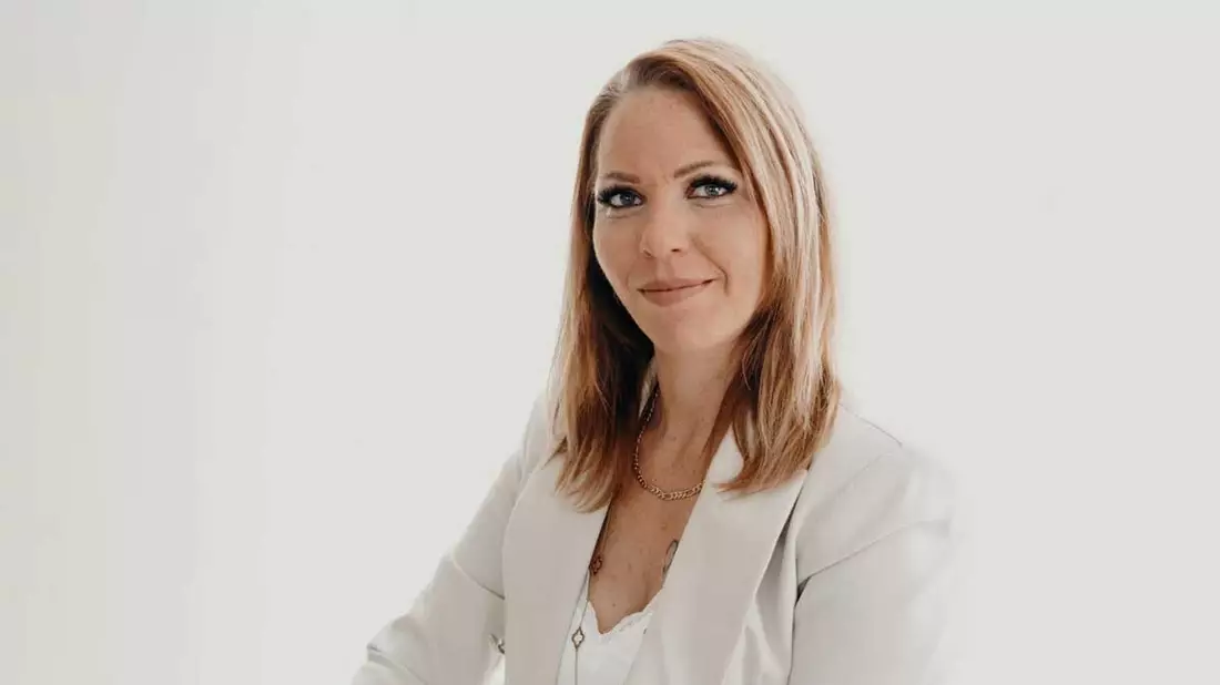 Perfekte Wimpernverlängerung: Pia Sizhan von der Alore Divor Beauty & Business Academy verrät effektive Methoden zur täglichen Pflege - Bild: presseportal.de