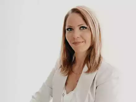 Perfekte Wimpernverlängerung: Pia Sizhan von der Alore Divor Beauty & Business Academy verrät effektive Methoden zur täglichen Pflege - Foto: presseportal.de