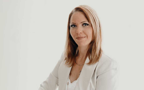 Perfekte Wimpernverlängerung: Pia Sizhan von der Alore Divor Beauty & Business Academy verrät effektive Methoden zur täglichen Pflege - Foto: presseportal.de