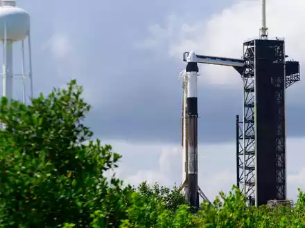 Booster geht bei der Landung in Flammen auf: Die «Falcon 9»-Rakete von SpaceX - Foto: Charles Briggs/ZUMA Press Wire/dpa