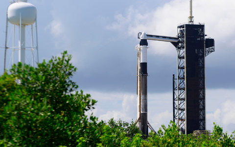 Booster geht bei der Landung in Flammen auf: Die «Falcon 9»-Rakete von SpaceX - Foto: Charles Briggs/ZUMA Press Wire/dpa