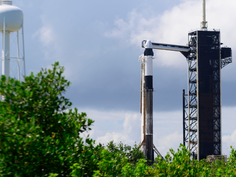 Booster geht bei der Landung in Flammen auf: Die «Falcon 9»-Rakete von SpaceX - Foto: Charles Briggs/ZUMA Press Wire/dpa