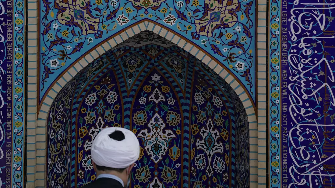 Hadi Mofatteh spricht vor dem Freitagsgebet in der Imam-Ali-Moschee. Bis zum 11. September muss er Deutschland verlassen. (Archivbild) - Bild: Marcus Brandt/dpa