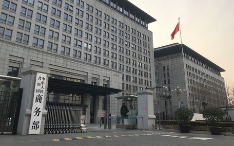 Die EU will chinesische E-Autos mit einem Strafzoll belegen. Bei der Gegenreaktion tritt Peking nun erstmal auf die Bremse.  - Foto: Oliver Zhang/AP/dpa