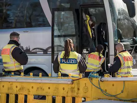 Bundespolizeidirektion München: Belastender Lottoschein/ Bundespolizei überführt Migranten - Foto: presseportal.de